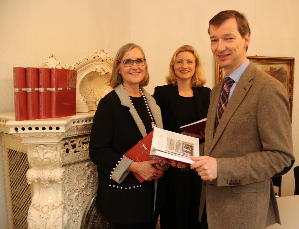 Bildunterzeile: Stadtarchivleiter Dr. Jens Metzdorf, Museumsdirektorin Dr. Uta Husmeier-Schirlitz und Kulturdezernentin Dr. Christiane Zangs. 