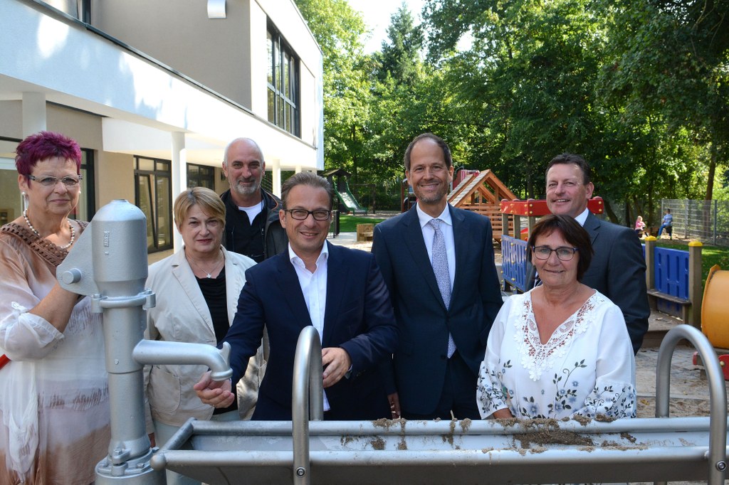 Bürgermeister Reiner Breuer (m.), Vorstandsvorsitzender Frank Lubig (3.v.r.), sein Kollege Dirk Reimann (2.v.r.) und Ralf Cremers (3.v.l.) besichtigten zusammen mit Leiterin Brigitte Falke-Dederichs (l.), Gudrun Erlinghagen (2.v.l.), Geschäftsführerin der