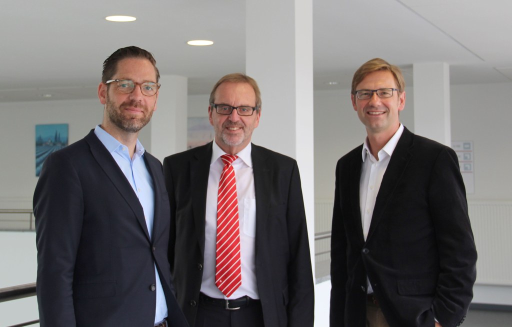(v.r.) Musikschulleiter Holger Müller, Hans-Peter Kammann, Filialleiter der Sparkasse Neuss Oberstraße, und Stefan Zellnig, Vorsitzender des Fördervereins der Musikschule, Foto: R. Kronenberg.
