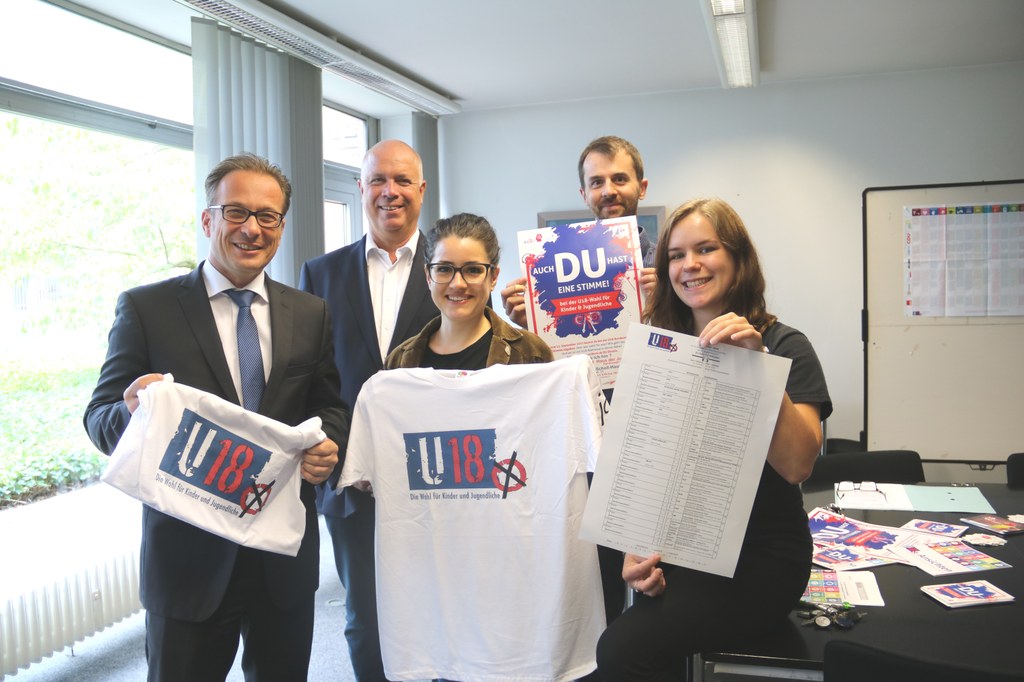 (v.l.) Bürgermeister Reiner Breuer, Jugenddezernent Ralf Hörsken, Projektleiter Simon Herzhoff und die Praktikantinnen Judith Winterstein (links) und Anna Stübben.