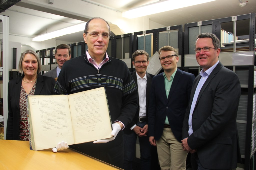 Der Neusser Projektkoordinator Bernd Rossmüller mit der Leiterin und den Leitern der Stadt- und Gemeindearchive im Rhein-Kreis Neuss.