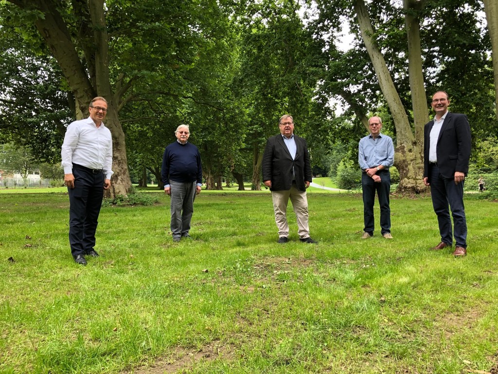 Bürgermeister Reiner Breuer zusammen mit Peter Dieter Schnitzler (Initiativkreis Nordstadt), Jochen Goerdt (Vorsitzender Initiativkreis), Gottfried Scheulen (Initiativkreis) und Planungsdezernent Christoph Hölters inmitten 100 Jahre alter Bäume im Nordpark.