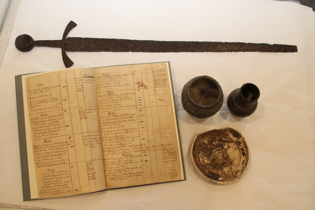 Stammen noch aus der Sammlung des „Museum für Alterthümer der Umgegend“: Ein Schwert von der Belagerung durch Karl den Kühnen 1474/75 und Keramiken aus römischen Gräbern. Alle Fundstücke des ehemaligen Museums sind im Inventarbuch verzeichnet.