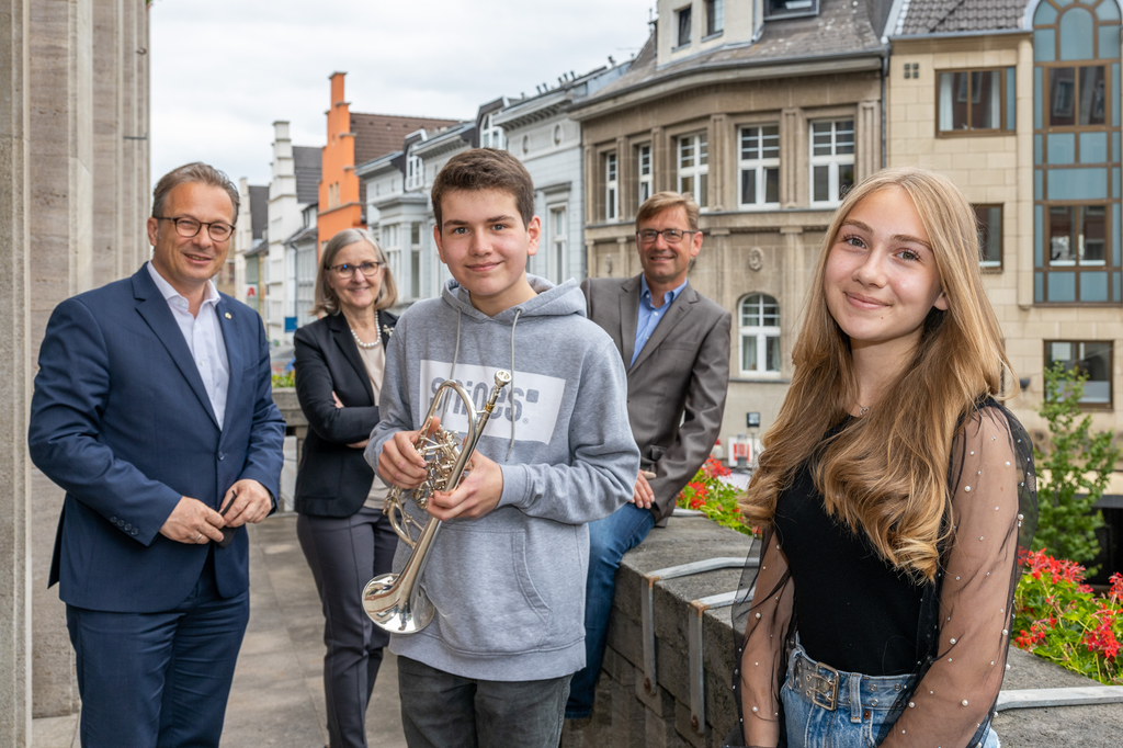 Foto: Stadt Neuss | Bürgermeister Reiner Breuer, die beiden Preisträger Diana Hartwig und Johannes Schmid sowie Dr. Christiane Zangs (Beigeordnete) und Holger Müller (Musikschule)