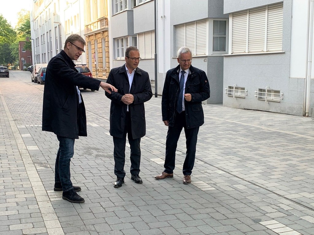 ISN-Betriebsleiter Johannes Steinhauer zeigte Bürgermeister Reiner Breuer und Stadtwerke-Geschäftsführer Stephan Lommetz die erneuerte Mühlenstraße nach der erfolgten Bauabnahme. Foto: Infrastruktur Neuss