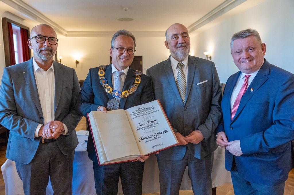 (v.l. Bert Römgens, Verwaltungsdirektor der Jüdischen Gemeinde Düsseldorf; Bürgermeister Reiner Breuer; Ron Prosor, israelischer Botschafter; Hermann Gröhe MdB)