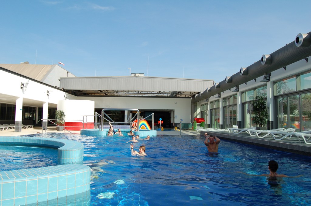 Die auffahrbaren Cabriodächer im südbad und im nordbad ermöglichen Freibadfeeling im Altweibersommer 2011. 